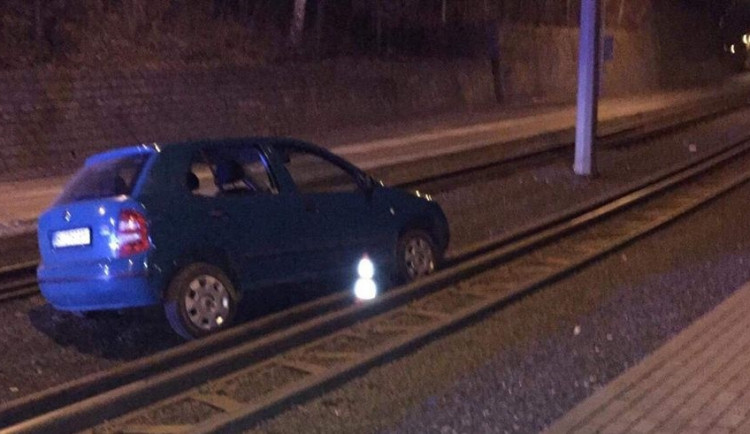 Cizinec uvízl se svou Fabií v kolejišti.