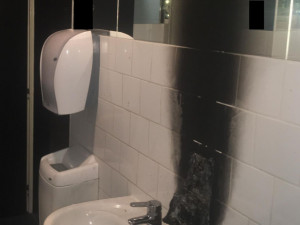 Vandal v hospodě na Horákovce zapálil dávkovač mýdla. Škoda je 50 tisíc