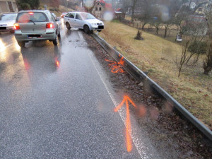 FOTO: S Fabií dostala smyk a zůstala viset na svodidlech