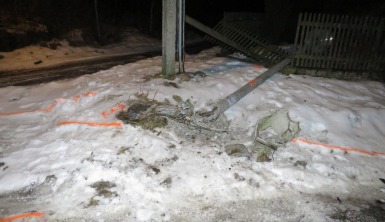 Řidička přerazila lampu a ujela.