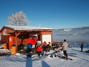 Z lyžařského areálu Kamenec ukradl peníze i skipasy. Škoda je tři sta tisíc