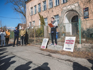 FOTO: Liberečtí studenti vyšli ze škol s transparenty, aby podpořili výzvu #VyjdiVen