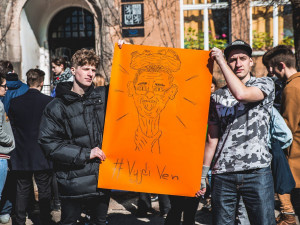 Studenti vyšli ze škol s transparenty, aby podpořili výzvu #VyjdiVen.