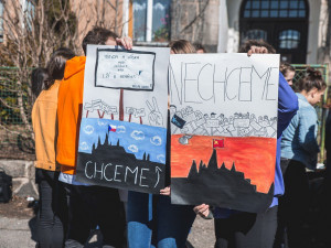 Studenti vyšli ze škol s transparenty, aby podpořili výzvu #VyjdiVen.