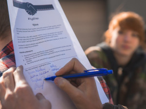 Studenti vyšli ze škol s transparenty, aby podpořili výzvu #VyjdiVen.