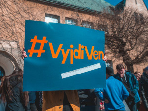 Studenti vyšli ze škol s transparenty, aby podpořili výzvu #VyjdiVen.