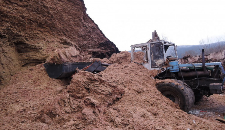 Tragické úmrtí muže, kterého zasypala siláž, vyšetřuje policie.