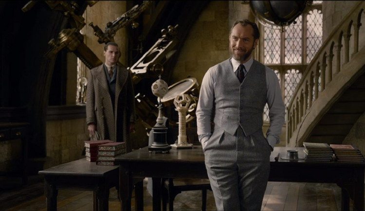 Jude Law jako Albus Brumbál.