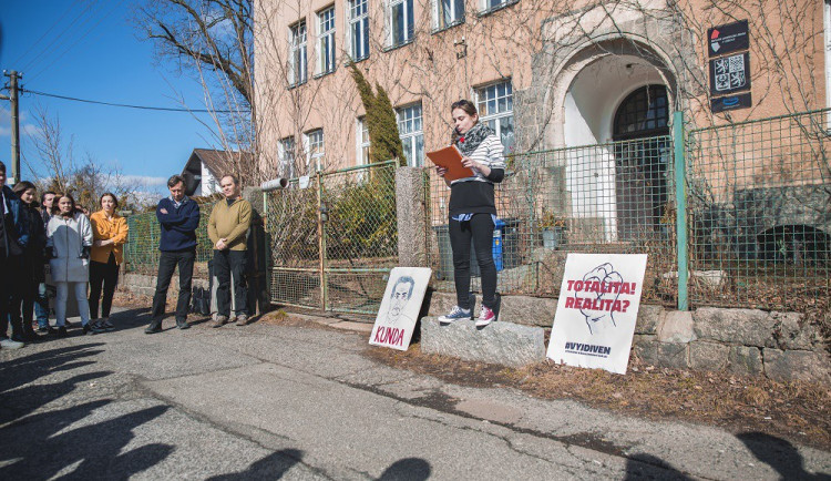 Studenti vyšli ze škol s transparenty, aby podpořili výzvu #VyjdiVen.