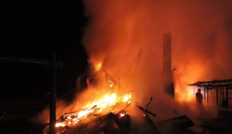 Noční požár stánku na Mácháči způsobil pětimilionovou škodu.