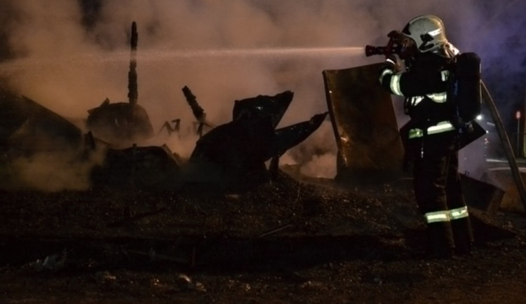 Noční požár na pláži Machova jezera nejspíš někdo založil úmyslně.