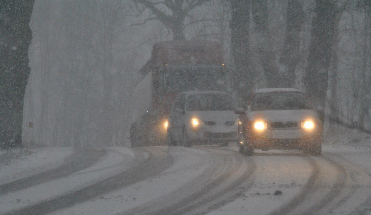 V Libereckém kraji hustě sněží, policie nabádá k opatrnosti