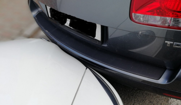 Strážníky přivolal zoufalý řidič, odjezd z parkoviště mu znemožnilo jiné auto.