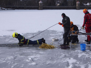 Led už není bezpečný, varují záchranáři. Vytahování tonoucího trénovali na přehradě.