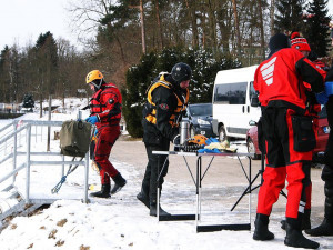Led už není bezpečný, varují záchranáři. Vytahování tonoucího trénovali na přehradě.