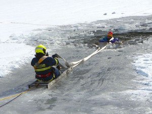 Led už není bezpečný, varují záchranáři. Vytahování tonoucího trénovali na přehradě.