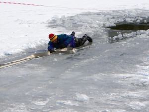 Led už není bezpečný, varují záchranáři. Vytahování tonoucího trénovali na přehradě.