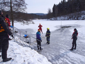 FOTO: Led už není bezpečný, varují záchranáři. Vytahování tonoucího trénovali na přehradě
