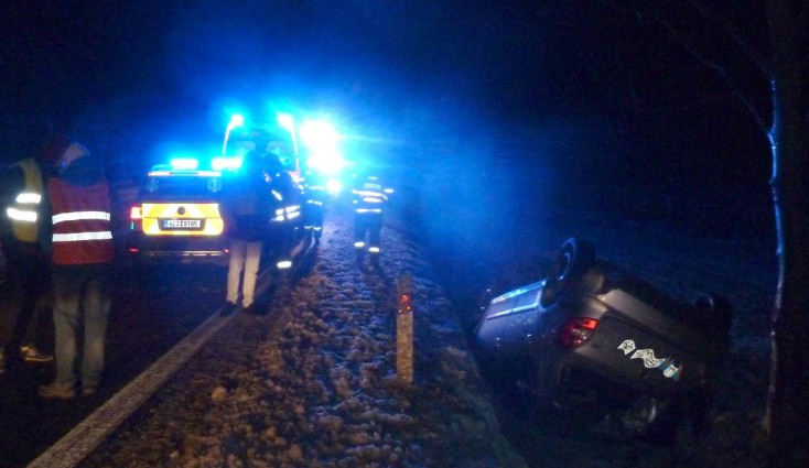 Další nehoda u Jítravy. Osobní automobil skončil na střeše.