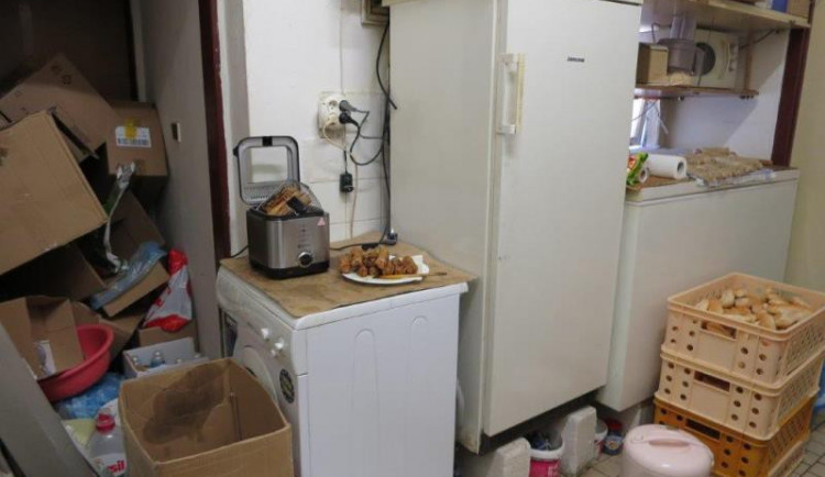 Inspekce uzavřela část večerky v Ralsku. Její majitel skladoval potraviny v žalostných podmínkách