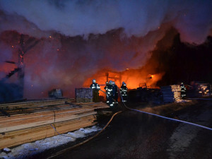 Požár v areálu pily způsobil dvoumilionovou škodu. S plameny bojovalo osm jednotek hasičů