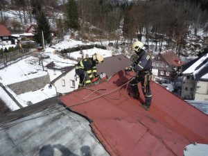 Hasičští lezci zasahovali v Desné u střechy hrozící pádem na silnici