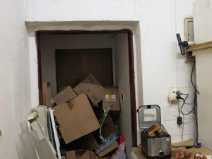 Inspekce uzavřela část večerky v Ralsku. Její majitel skladoval potraviny v žalostných podmínkách.