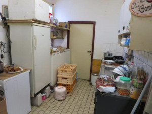 Inspekce uzavřela část večerky v Ralsku. Její majitel skladoval potraviny v žalostných podmínkách.