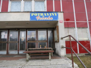 Inspekce uzavřela část večerky v Ralsku. Její majitel skladoval potraviny v žalostných podmínkách.