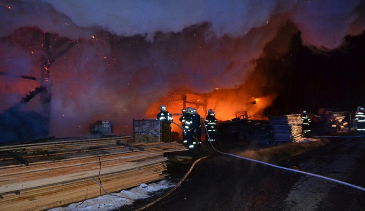 Požár v areálu pily.