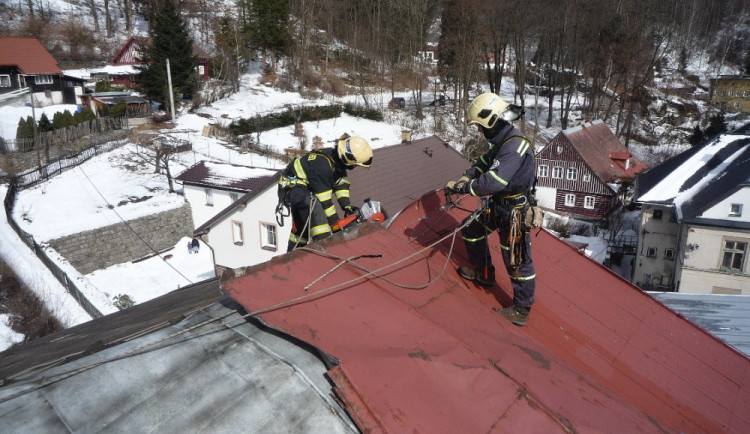 Hasiči při zásahu v Desné.