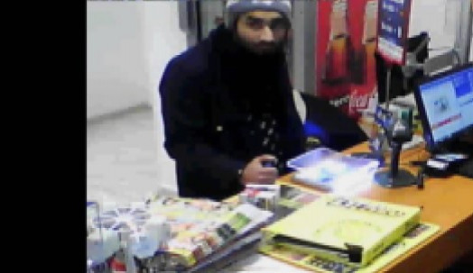 Poznáváte muže z fotografie? Policisté by si s ním rádi popovídali.