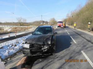 Senior usnul za volantem Dacie, přejel do protisměru a narazil do jiného auta