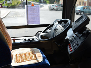 Dvojice mladíků musí zaplatit milion korun. Začátkem roku ukradli autobus, který nabourali