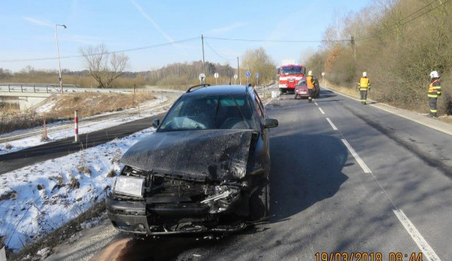 Senior usnul za volantem Dacie, přejel do protisměru a narazil do protijedoucího auta.