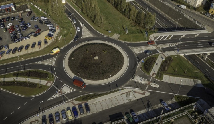 ilustrační foto; zrekonstruovaný kruhový objezd v ulici České Mládeže.