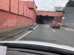 Nehoda nákladního auta.