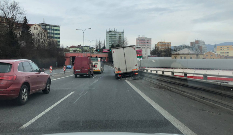 Nehoda nákladního auta.