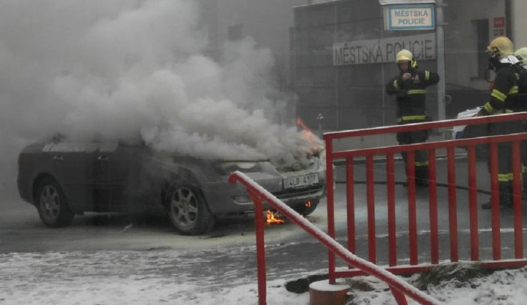 Strážnice vytáhla řidiče z hořícího auta, ten nadýchal více než čtyři promile.