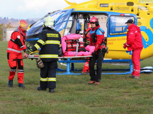 Opilá řidička nezvládla jízdu a narazila do stromu. Do nemocnice ji transportoval vrtulník