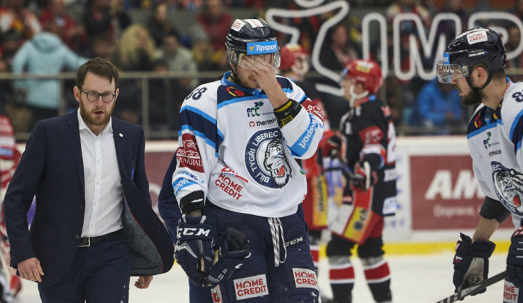 Michal Bulíř dostal pukem do hlavy.