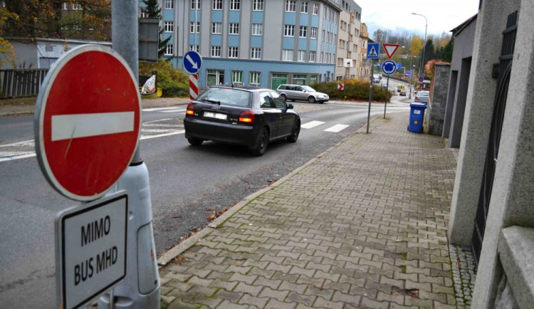 Další uzavírka frekventované silnice. Kruhový objezd po soudem se opět částečně uzavře.