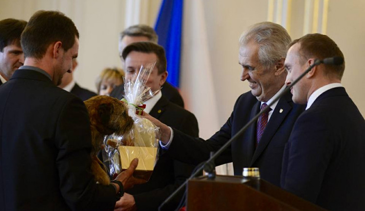 Záchranářské kříže dostala učitelka i zachránci psa. Jedním z nich je reportér Ivan Berka.