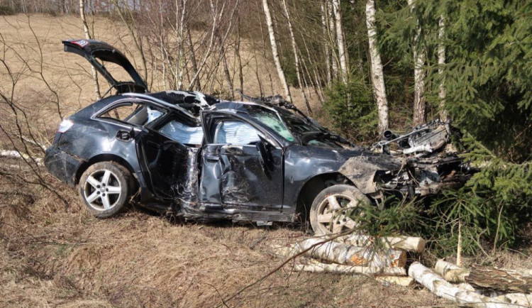 Policisté naháněli řidiče v kradeném autě. Honičku po sedmi kilometrech ukončila nehoda.