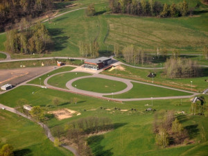 V bufetu ve veseckém areálu obsluhují zdravotně postižení. Po zimě je opět otevřeno