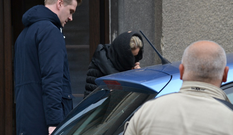 Policisté odváží údajnou útočnici.