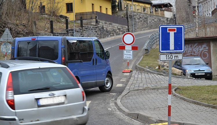 Ulice U Lomu je opět zavřená.