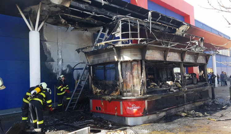 VIDEO: U budějckého Tesca shořel stánek s občerstvením