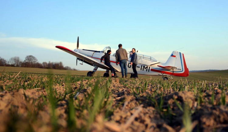 U Rovenska nouzově přistálo letadlo, při letu do Hodkovic mu vynechal motor.