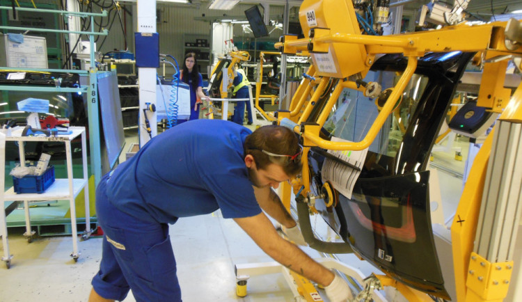 Operátor výroby Matěj Dostál při výstupní kontrole BMW.